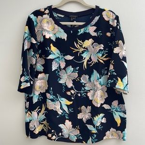 ANN TAYLOR - crewneck floral top